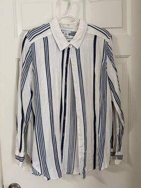 Liz Claiborne Blue & White Vertical Striped Long Sleeve Woven Button Up Top